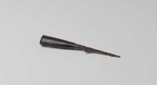 Knife with handle of oval cross-section and a tapered blade