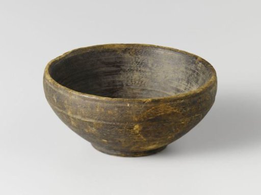 Shallow dish with flat foot and low wall without handles