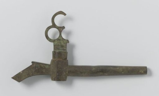 Copper crane with a handle composed of three 'rings'