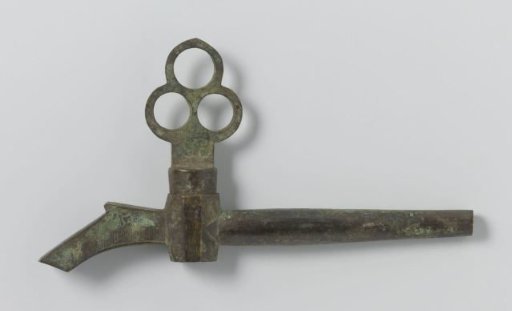 Copper crane whose handle is composed of three 'rings'