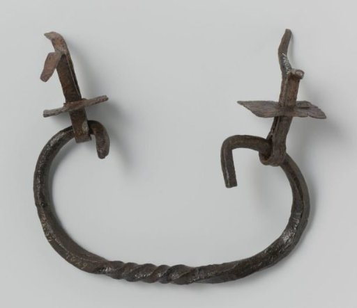 Handle, oval and twisted with two loops of a chest
