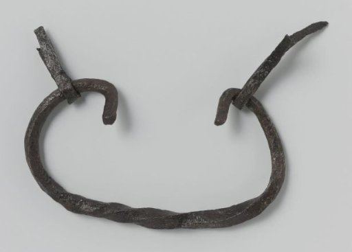 Handle, oval and twisted with two loops from a chest