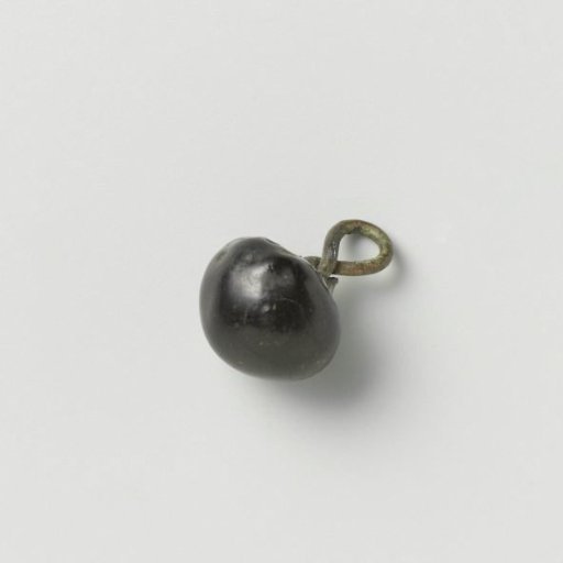Knot of black glass or jet