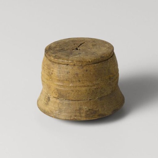 Small box, round with lid and a broad base and raised rim