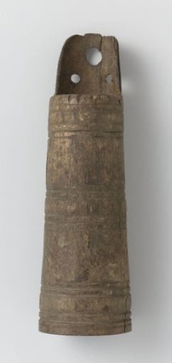 Whistle with three holes in the top wall and one hole in the middle, decorated with three ring bands