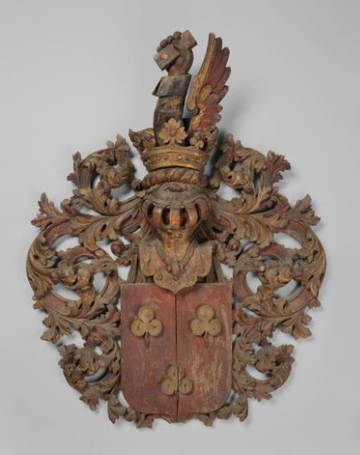 Wooden coat of arms with three clover leaves in the shield, from the family Hopman