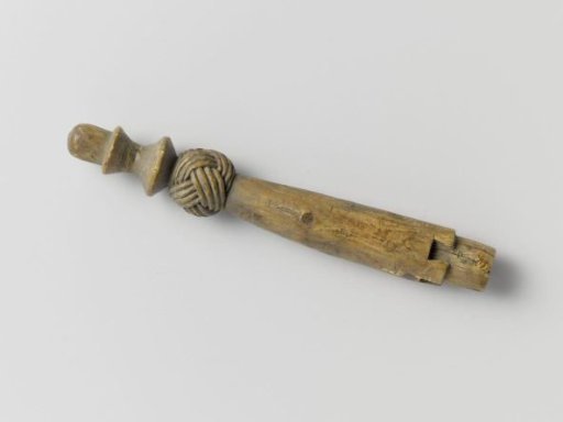 Knife handle with spool-shaped knob