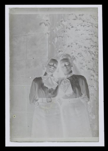 Portrait of two unknown women in front of a wall
