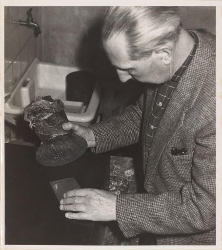 Jan Poortenaar with etching plate and dabber