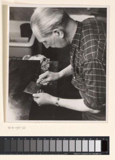 Jan Poortenaar removing excess ink from an etching plate