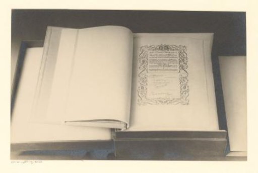 Open book binding for: P.J. Ravesteijn, Gedenkboek Hilversum 1424-1924, 1924