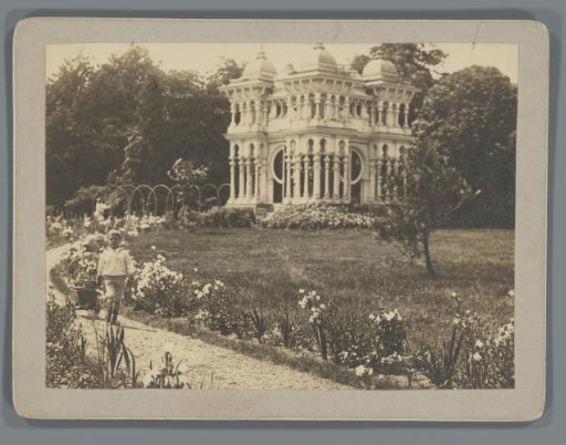 Child with a wheelbarrow on a path in the garden of De Polberg
