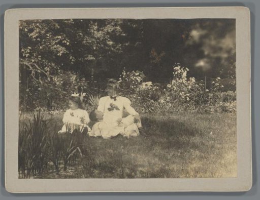 Jeannette de Lange with two children in the grass