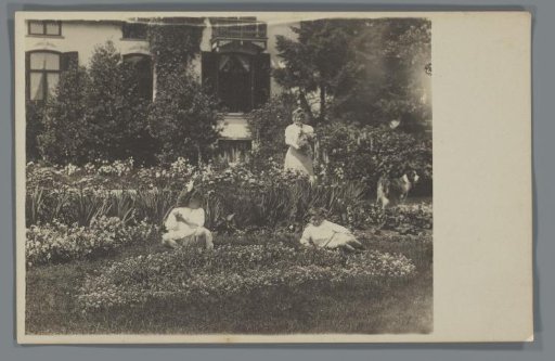 Jeannette de Lange with two children in the garden of De Polberg