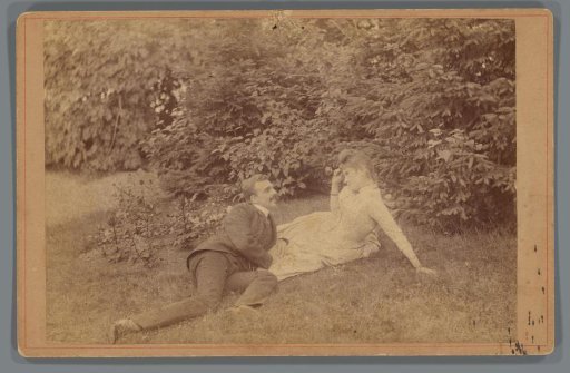 Jeannette Bouman-de Lange and Jan Bouman in the grass in a park
