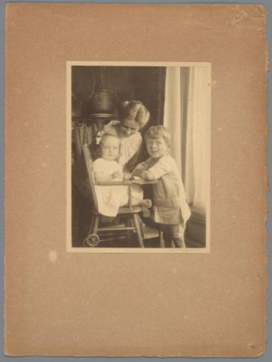 Portrait of Willem Langhout, Hansje Langhout, and Johanna Geertruida Langhout Jonker