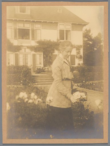 Portrait of Maria Engelina in the garden of 't Veldhuys