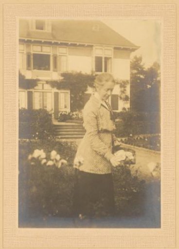 Portrait of Maria Engelina Jonker in the garden of 't Veldhuys
