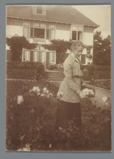Portrait of Maria Engelina Jonker in the garden of 't Veldhuys