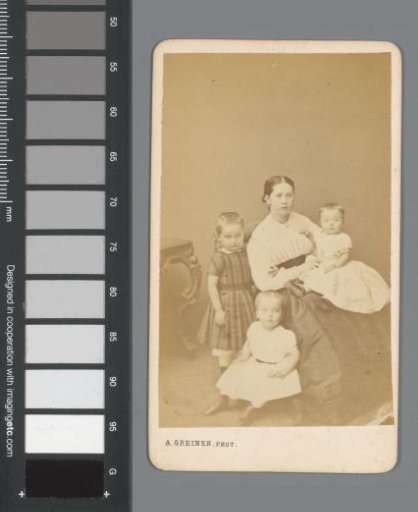 Group portrait of Johanna Geertruida Jonker Nije and Lucas, Willem and Maria Jonker