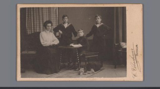 Group portrait of Johanna Geertruida, Lucas, Willem and Goverdus Henricus Jonker