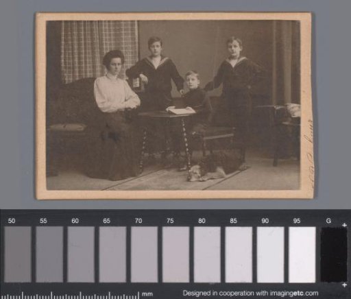 Group portrait of Johanna Geertruida, Lucas, Willem and Goverdus Henricus Jonker