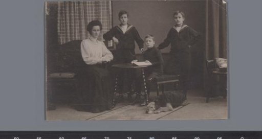 Group portrait of Johanna Geertruida, Lucas, Willem and Goverdus Henricus Jonker