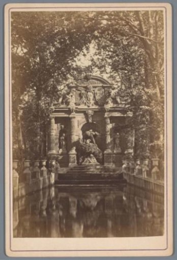 Fontaine de Médicis in the Jardin du Luxembourg in Paris