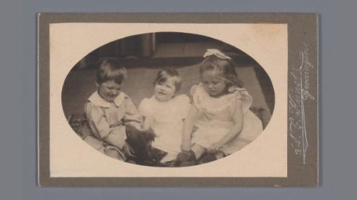 Group portrait of Johanna Geertruida, Johannes Diderik and Anne Madeleine van der Waals