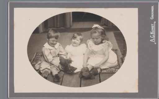 Group portrait of Johanna Geertruida, Johannes Diderik and Anne Madeleine van der Waals