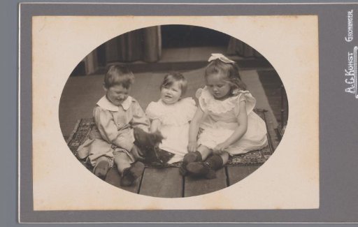 Group portrait of Johanna Geertruida, Johannes Diderik and Anne Madeleine van der Waals
