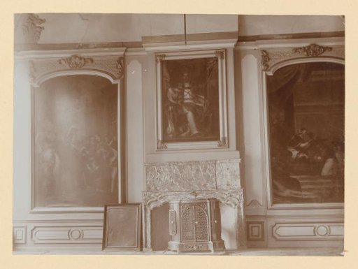 Chimney and paintings in the Paushuize at Utrecht