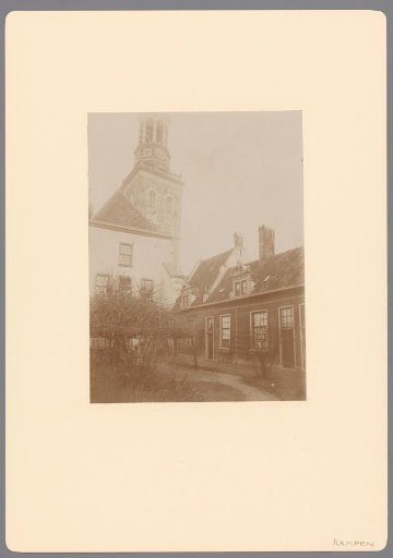 Courtyard of the Buiten-Proveniershuis and the tower of the town hall in Kampen
