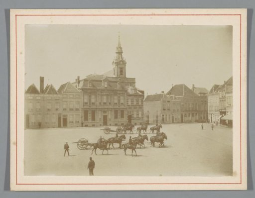 Bereden artillerie op de Grote Markt te Bergen op Zoom