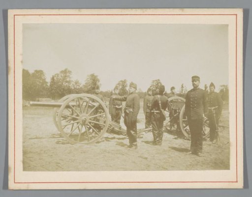 Militairen bij een kanon