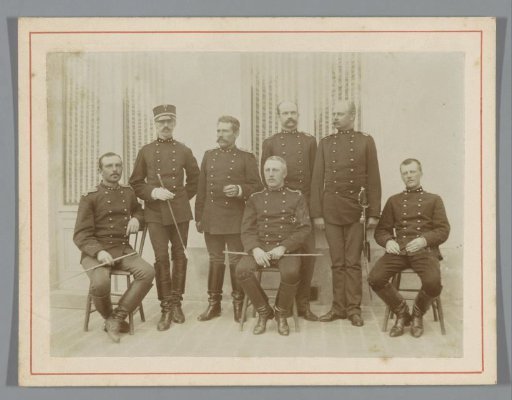 Groepsportret van zeven onbekende militairen