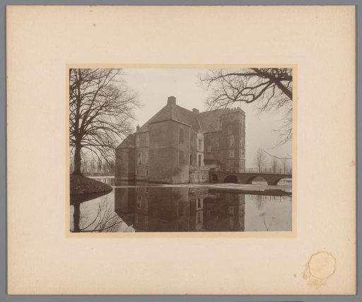 View of Cannenburch Castle at Vaassen