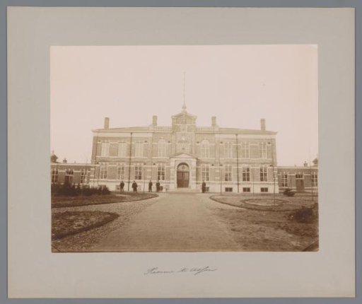 Building of the Johan Willem Friso Barracks in Assen with five men
