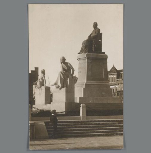 Statue of Jacobus van 't Hoff in Rotterdam with two statues symbolizing Imagination and Reason