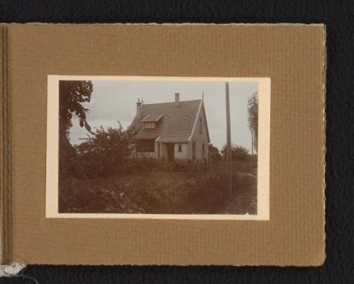View of the residence and studio of Cornelis van der Griendt in Laren, North Holland