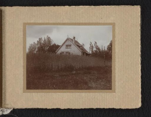 View of the residence and studio of Cornelis van der Griendt in Laren, North Holland