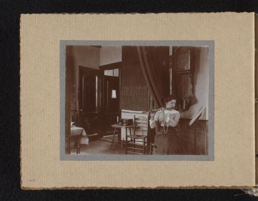 Unknown woman with a transverse flute in the residence of Cornelis van der Griendt in Laren, North Holland
