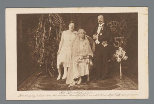 Portrait of Wilhelmina of the Netherlands with her husband Henry of Mecklenburg-Schwerin and her daughter Juliana of the Netherlands
