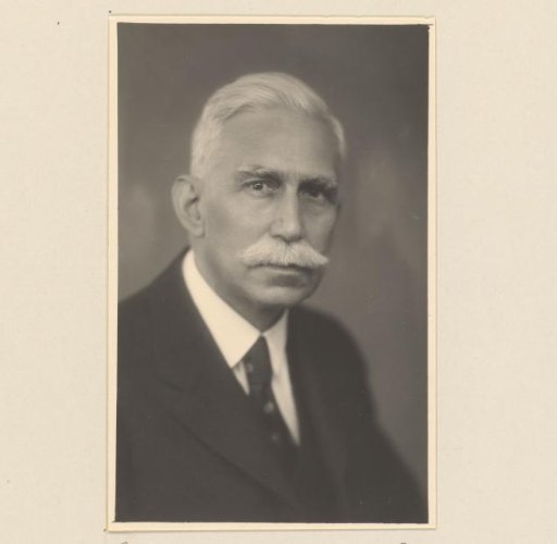 Portrait of E.J. van Itallie, chemist at the Rijksmagazijn van geneesmiddelen in Amsterdam