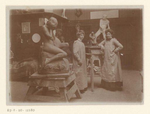 Group portrait of Fransje Carbasius and an unknown woman in the studio of Toon Depuis