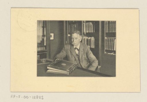 Portrait of G. Doyer van Cleeff with a book on the table before him