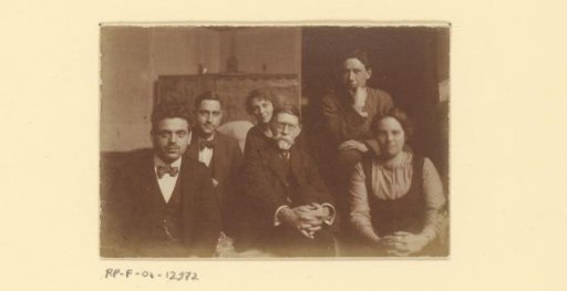 Group portrait of Ferdinand Oldewelt with five students at the Academy of Fine Arts, Rotterdam