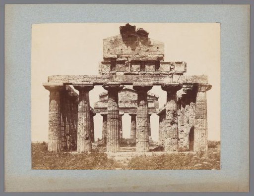 Vooraanzicht van de Tempel van Athena te Paestum