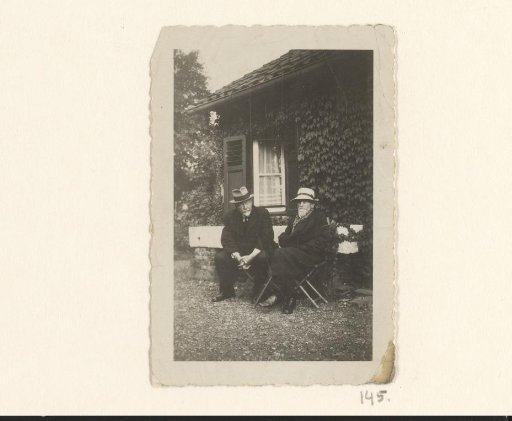 Andries Bonger and Frans Erens on a bench in front of the house (?) St. Maartenshof in Houthem