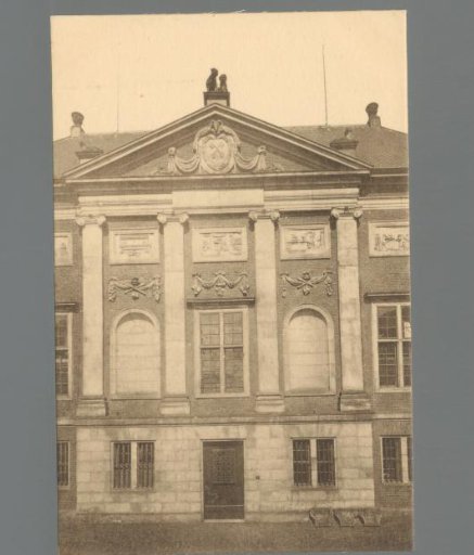 Leiden. Lakenhal, central front